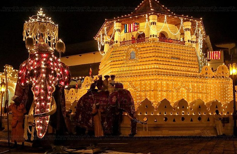 මහනුවර ඇසළ මංගල්ලයේ පළමු රන්දෝලි පෙරහැර අද රාත්‍රියේ