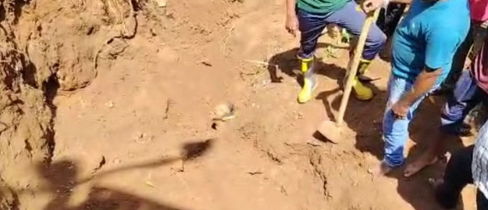 කම්කරුවන් පිරිසක් මතට පස් කන්දක් කඩා වැටිලා