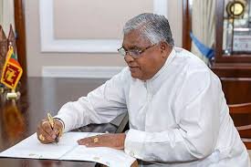 හිටපු ආණ්ඩුකාරවරයාගේ බිරිඳ නමින් වැව් රක්ෂිතයේ ඇති හෝටලය කඩන්න නියෝග