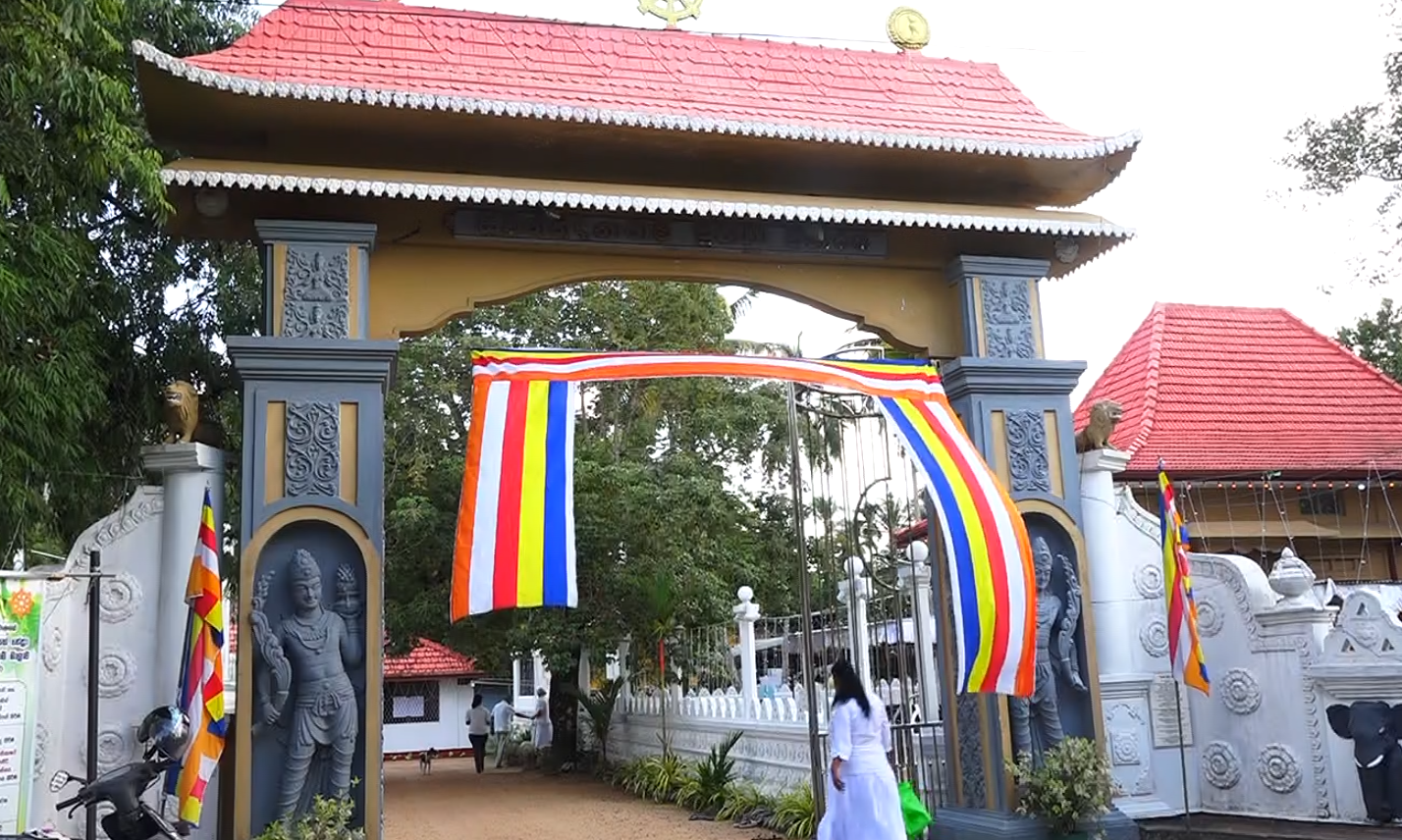 තල්දියාවල සිරි නන්දනාරාම පුරාණ විහාරයේ බුදු පිළිමය නිරාවරණය කරයි